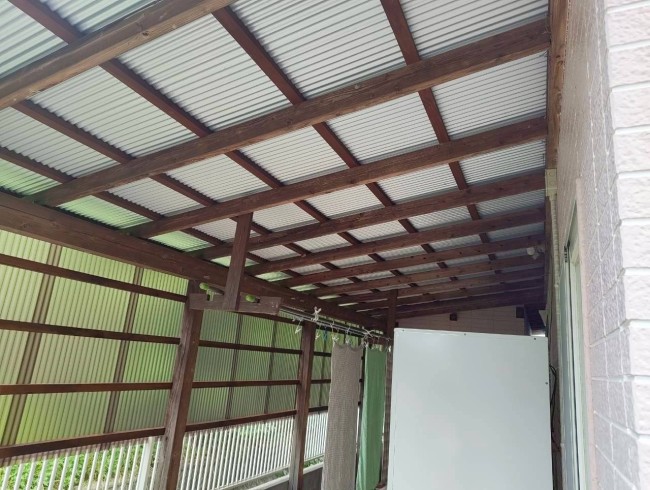 【熊本市北区】テラス屋根下の暑さ対策にガルバリウム鋼板波板へ張替え｜目隠し壁設置で視線も軽減